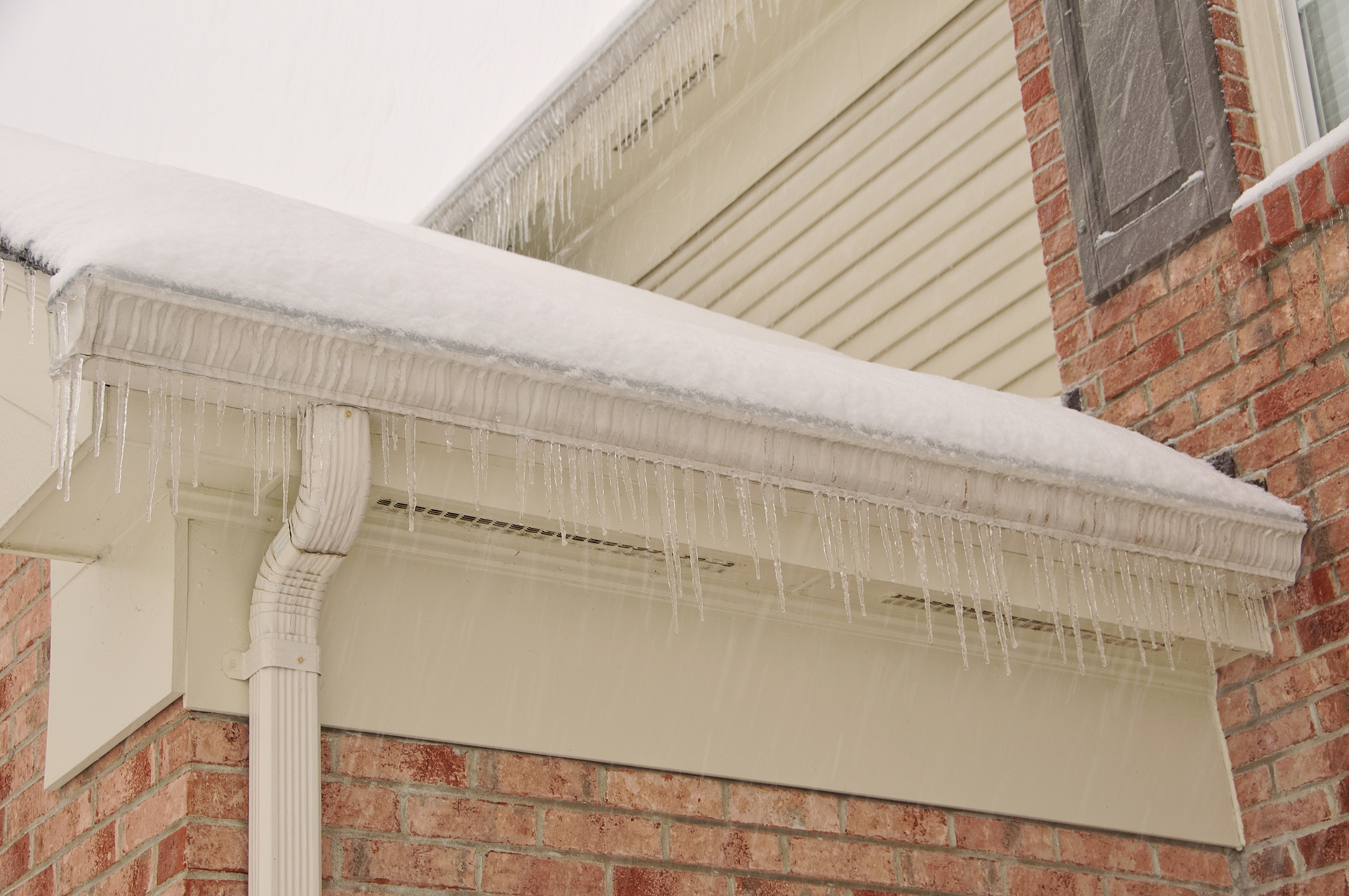 Ice buildup can cause roof leaks or roof rot. Protect your house from winter roof damage with Harford Roofing and Exteriors.